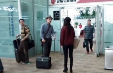 【拍客】奇葩女斥男子用国产手机不能上飞机