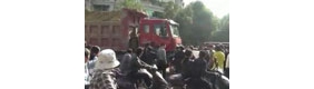 【搜狐拍客】自卸车推着出租车开了四五十米