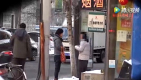 大妈街头拿50元真钱测试东北人道德 小伙太缺德了啊