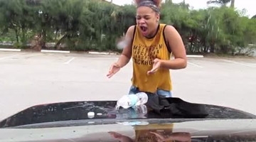 泼水恶搞老妈被暴打