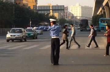 【拍客】交警花式指挥双臂快要甩出 如此带感！