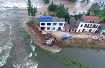 实拍"敢死队"驾卡车堵溃口 驾驶员在坠入前跳车