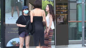 街拍：穿裙子的美女真漂亮，年轻女孩偏爱修身款，时尚活力显身材