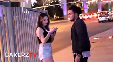 国外小伙恶搞美女