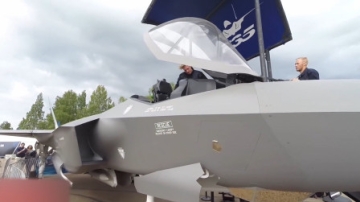 实拍美国隐形战机F-35座舱，看起来很简陋不是很复杂