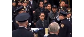【拍客】纽约中式葬礼悼华裔警察 市长演讲遭警察背对