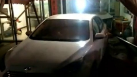 学员驾车拜访教练 停车忘拉手刹车辆撞进教练家