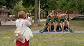 合伙恶搞路人，拍摄者要慌了