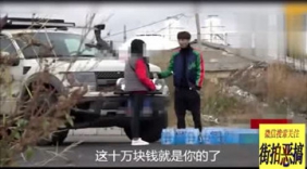 小伙恶搞拜金女喝水喝到吐