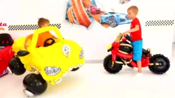 萌娃用气球制作的玩具车，真是太酷了，小家伙玩的真开心