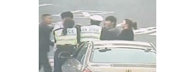 【拍客】违章不服处罚疑似精神病女子殴打交警