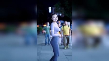 街拍三里屯美女气质优雅