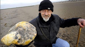 男子海滩拾得黄色石头 气味难闻却价值不菲