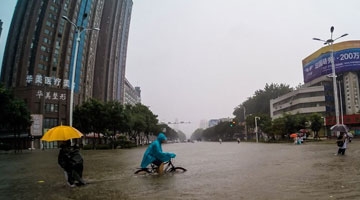 各地遭遇暴雨 市区部分路段发生严重积水