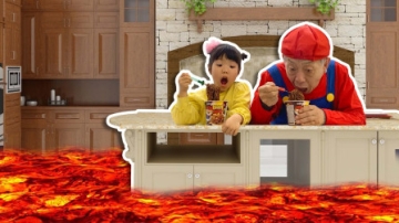 糟糕，萌娃小萝莉的家怎么突然着火了？可是爷爷怎么给她做泡面？