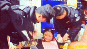 两大妈为5毛如厕费大打出手 一人扯卫生巾猛抽