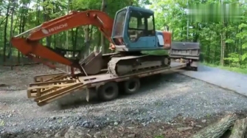 实拍挖掘机在树林里修建砂石小路，我能看上一整天！