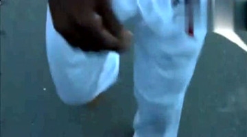 外国牛人苦练多年的绝技 倒着跑了！