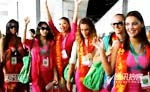 【街拍客】50多位佳丽挤动车出行场面火爆