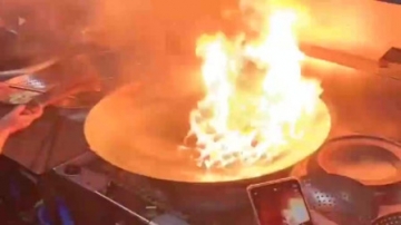 实拍：酒店餐厅后厨，大厨这下火了，网友：怎么看呢？