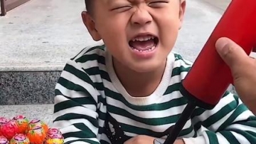 童年趣事：萌娃给你个棒棒糖吃