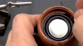 一月2万的木工师傅，现场表演用木头做音响的“绝活”，真是牛人