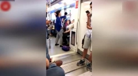辣眼！大妈要求小伙让座被拒一屁股坐到他腿上