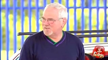 国外街头恶搞司机，男子反被车中的小女孩恶搞