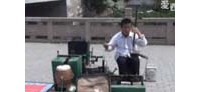 【拍客】民间艺人脚手并用演奏乐曲