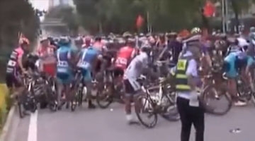 环青海湖首赛段遇事故 行人横穿赛道引发摔车