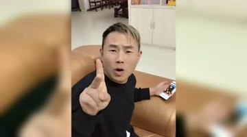 女友惨遭恶搞！小伙把水桶扣在女友脑袋上，真是太损了！