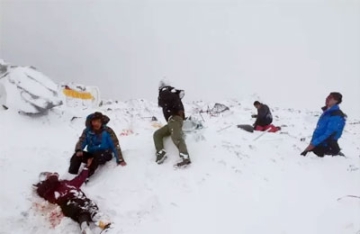 【拍客】尼泊尔强震死亡人数近1475人 珠峰登山队传回声音