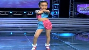 我是大明星：小美女这么小就已经有了女神风范，与张峻豪共舞，真是萌翻全场