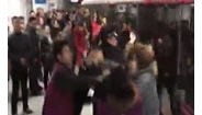 【拍客】北京地铁10号线乘客因排队插队暴力互殴