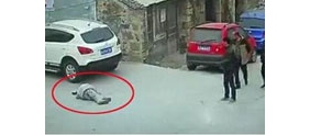 【拍客】老人摔倒无人扶遭碾压拖行 "小悦悦事件"再现