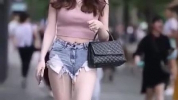 街拍美女，人美有气质，鞋子也漂亮！