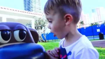 萌娃小警察帮助萌娃小可爱找到了所有的小狗狗！一定要谢谢这位小警察哦，很尽责呢