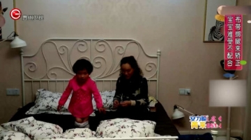 萌娃严重内八，妈妈就绑腿矫正，孩子晚上睡觉多难受啊！