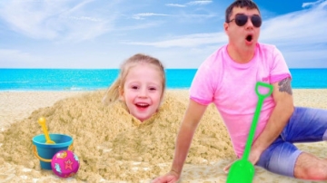 萌娃小可爱竟然被埋进了沙堆 爸爸：再找不到你就要动用挖掘机了