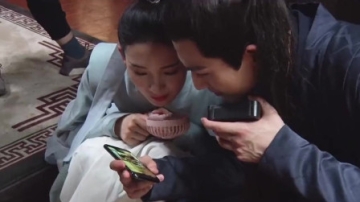 《少女大人》花絮：陈瑶主动亲吻张凌赫，片场甜度爆表