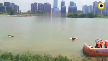 南宁邕江端午节赛龙舟的现场，技术牛人表演不一样的皮划艇绝活