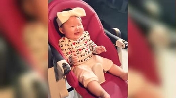 爸爸假装放屁逗小宝宝，小宝宝开心得都快笑岔气了！