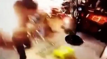 母子二人屋内吃饭 突然“闯”进一辆汽车将儿童碾压