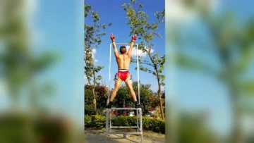 铁头功训练〈头顶钢筋悬空倒立〉牛人绝活功夫艺术!