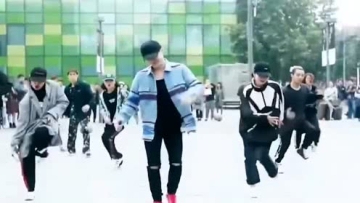 张艺兴现身街头大跳热舞 粉丝激动尖叫不已