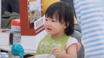 明星家里那些超萌甜娃：王祖蓝女儿叫邹市明叔叔，全家就好开心！