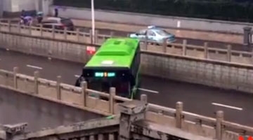 实拍：河北暴雨中现“最牛”公交车掉头