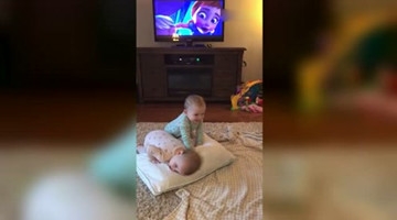 两个小萌宝模仿电视里的动作， 还挺有模有样！