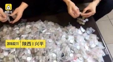 储户拉5万多元硬币存银行 6人数10小时数到手抽筋