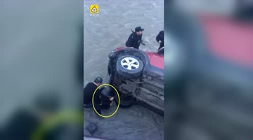 诡异！女生清明河边烧纸 竟被空车撞下河